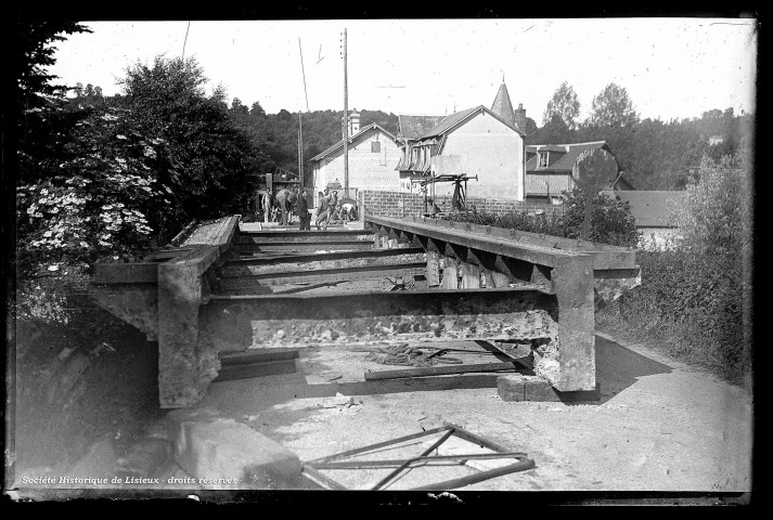 Reconstruction d'un pont (photos n°267 et 268)