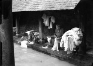 Lavandières au lavoir situé au pied du château (photos n°35 à 36)