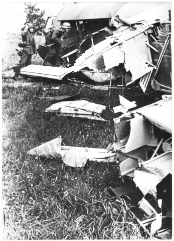 Un planeur abattu (photos 72, 177 et 351)