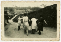 Transport d'un chariot par des femmes à Saint-Martin-Don (en remplacement des hommes prisonniers en Allemagne).