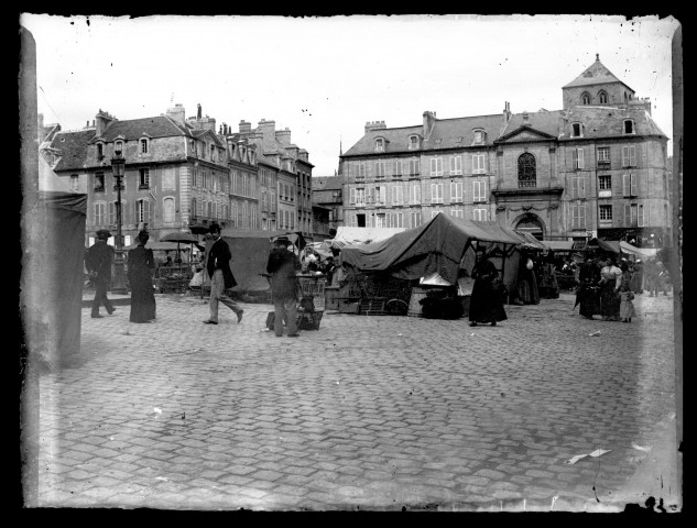 Place Saint-Sauveur et marché (photos n°33, 36, 38)