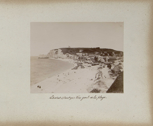 (19-26) Etretat : vues générales, la plage, les falaises, les caloges, le château