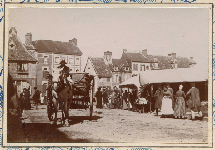 Marché place Verdun (photo n°20), groupe d'artistes pendant une séance en plein air (photo n°48), statue du Colonel Langlois devant l'église Saint-Sauveur (photos n°49 et 50)
