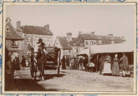Marché place Verdun (photo n°20), groupe d'artistes pendant une séance en plein air (photo n°48), statue du Colonel Langlois devant l'église Saint-Sauveur (photos n°49 et 50)