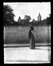Une femme dans un rue près de l'église Saint-Nicolas (photo n°83)