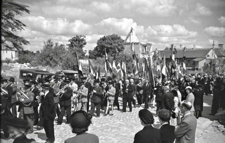 Inauguration du monument aux morts commémorant les 350 civils morts pendant les bombardements de 1944 (photos n°43 à 46)