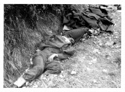 Equipage d'un blindé anglais décédé, après la bataille de Villers-Bocage (photos 76 et 125)