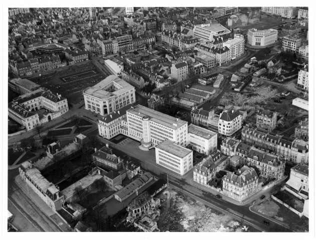 Vue aérienne du quartier de la Préfecture, Place de la République, Nouvelle Préfecture (Centre Administratif Départemental), poste Gambetta (photos n°159 et 160)