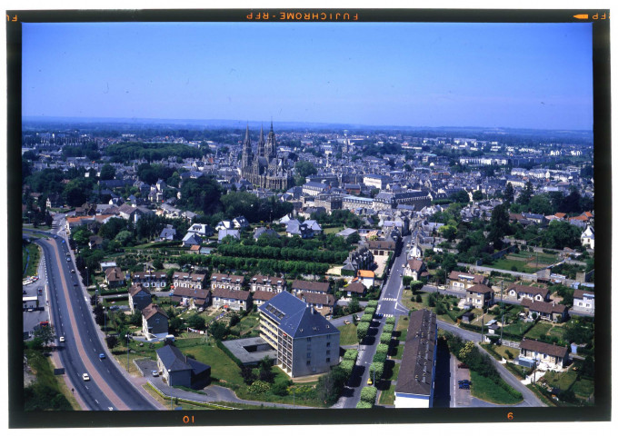 Bayeux (11-18) : vue générale, gare et zone industrielle