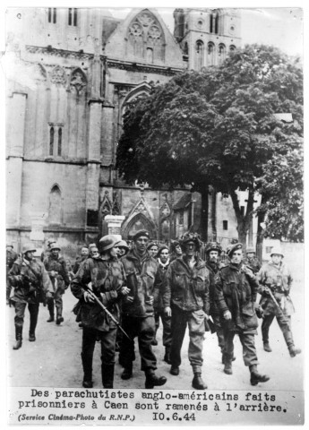 Parachutistes britanniques de la 6e Airborne faits prisonniers par les Allemands, devant l'abbaye de Saint-Pierre-sur-Dives (photos n°39 et 150).