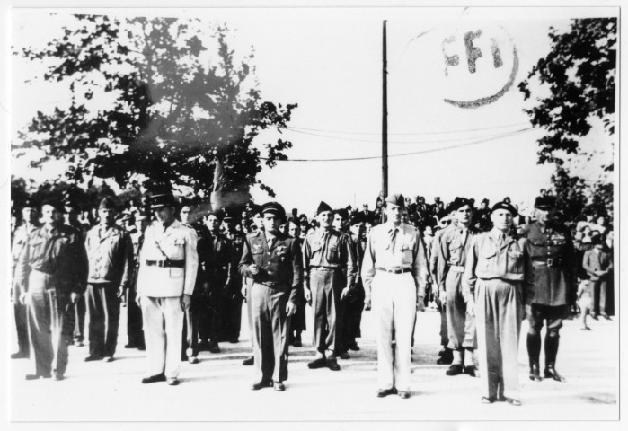 Le général Koenig en visite à Caen le 18 juillet 1945, la compagnie Scamaroni avec Léonard Gille.