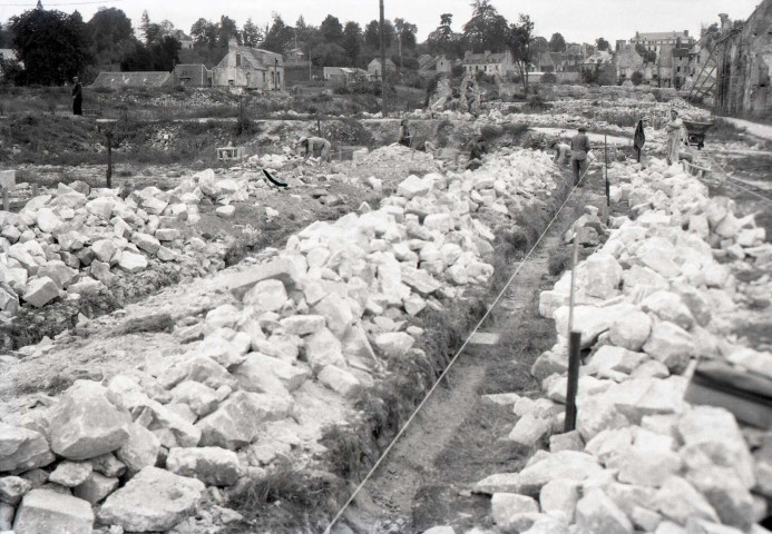 Ouvriers sur les chantiers de tri des pierres et de reconstruction de Falaise (photos n°20 et 21)