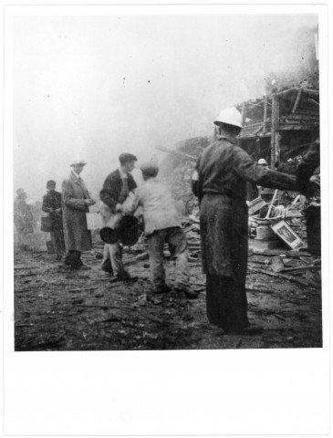 Travail au cœur des ruines, rue de Bayeux, un ingénieur des Ponts et chaussées au premier plan. [photos n°57, 58, 61, 62]