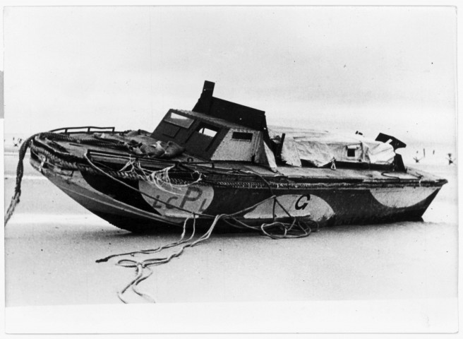 Bateau de la flotte d'invasion échoué sur la plage de Merville (photo 258)