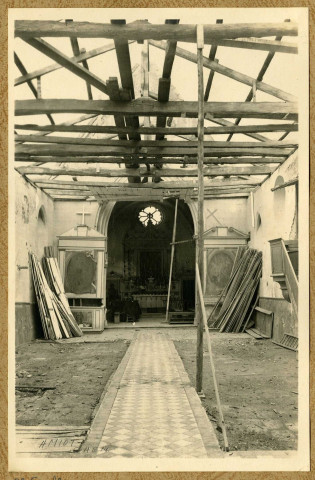 Vues intérieures d'églises détruites non identifiées avec personnes qui déblaient des gravats (photos 29, 32, 37).