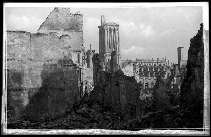 19 - Quartier et église Saint-Pierre en ruines
