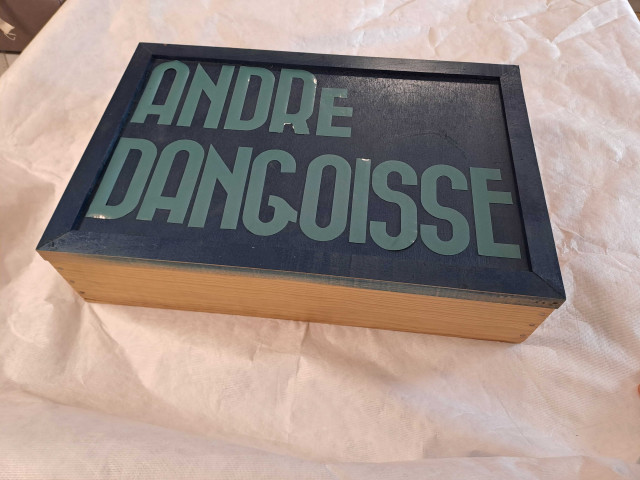 Boite en bois conçue par Jean Douesnel dans laquelle il avait rangé le fonds photographique d'André Dangoisse