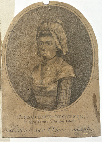 Marie-Françoise Victoire Salmon est représentée avec un chaperon et porte une croix chrétienne autour du cou.