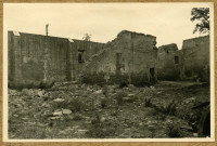 Bâtiments en ruines (photos 7, 18, 19, 38, 45 et 47).