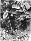 Les équipes de sauveteurs et les membres de la Croix Rouge s'emploient à déblayer les ruines à Caen (photo 285)