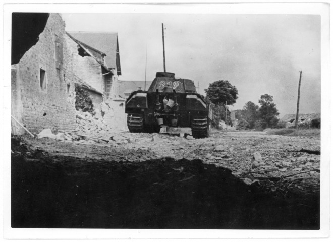 La lourde artillerie anglo-américaine fait feu à Tilly-sur-Seulles (photo 314)