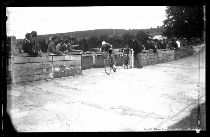 Course de vélo sur le vélodrome (photos n°142, 144 à 148, 150 à 151)