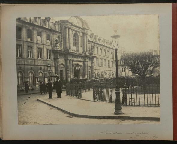 « Elections sénatoriales, 4 janvier 1903 », devant l'Hôtel de ville à Caen (pages 57 et 77).