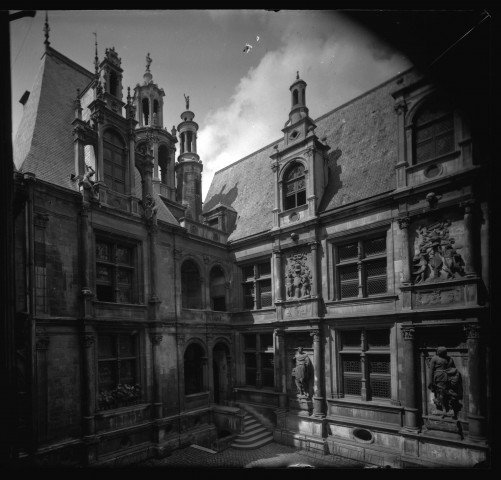 L'Hôtel d'Escoville avant et après les bombardements.