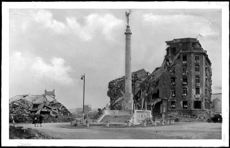 9 - Place du Maréchal-Foch vers la rue du 11-Novembre : le monument aux morts et l'hôtel Malherbe détruits.