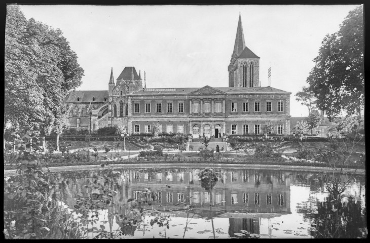 Lisieux : jardin de l'évêché, banque, poste, cathédrale, carmel, collections et documents anciens exposés, centre ville, maisons anciennes à pans de bois, commerces, église Saint-Jacques, gare du Grand Jardin, hôtel Le Mercier, vues, Poste, jardin, place Le Hennuyer, rivières dont la Touques, collège de jeunes filles, châteaux, manoirs, Halle au beurre, monument aux morts, buffet de la gare (photos n°1 à 113)
