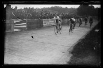 Course cycliste du 5 mai 1946 au vélodrome de Lisieux (photos n°8190 à 8197)