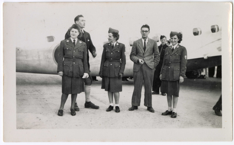 Personnel médical du centre de triage du Bon Sauveur [à l'aéroport de Caen-Carpiquet lors de la visite de De Gaulle en octobre 1944] (photos n°15 à 20)