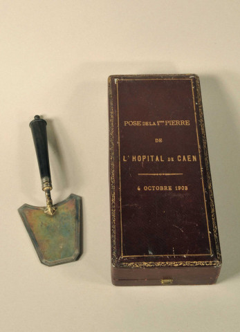 Truelle de la pose de la 1ère pierre de l'hôpital de Caen, 4 octobre 1903