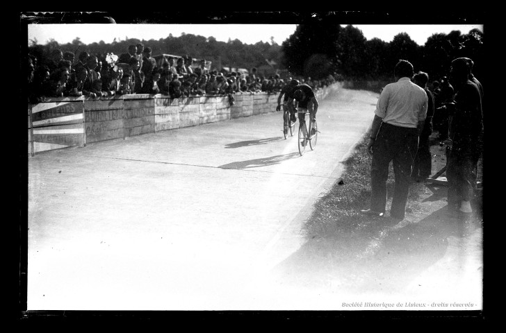 Courses de vélos et de motos au vélodrome de Lisieux (photos n°1812 à 1822)