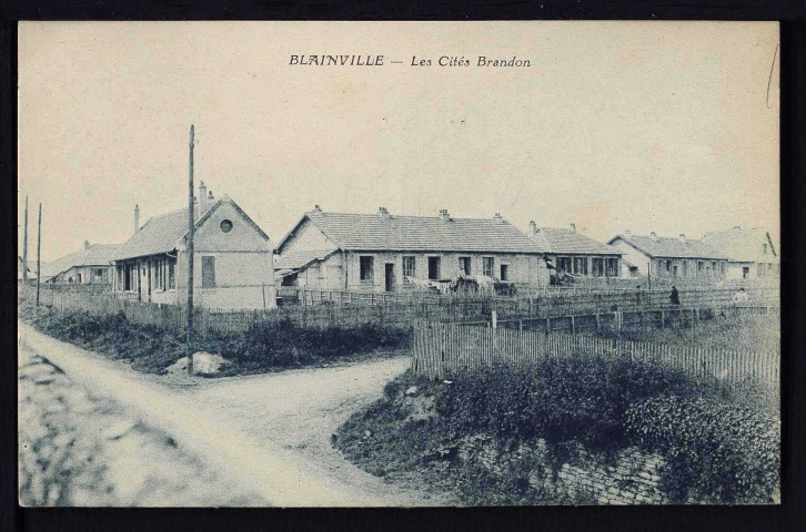 Rue avec la gendarmerie (n°1) ; Cités Brandon (n°2) ; Route de Ouistreham (n°3)