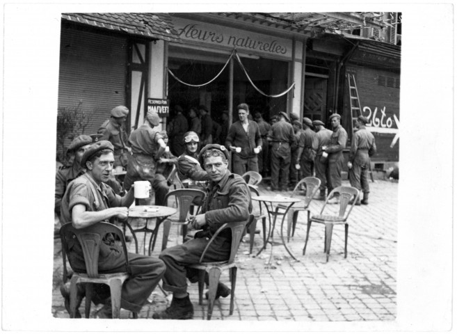 Les soldats de la N.A.A.F.I prenent des rafraîchissements à la terrasse d'un café. [photo n°210]