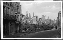 20 - Rue Saint-Pierre en ruines à hauteur de la rue Hamon