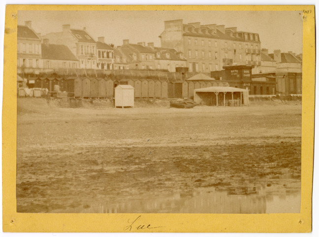 Un ensemble de photos de Luc collées sur fond jaune (n°69 à 73)