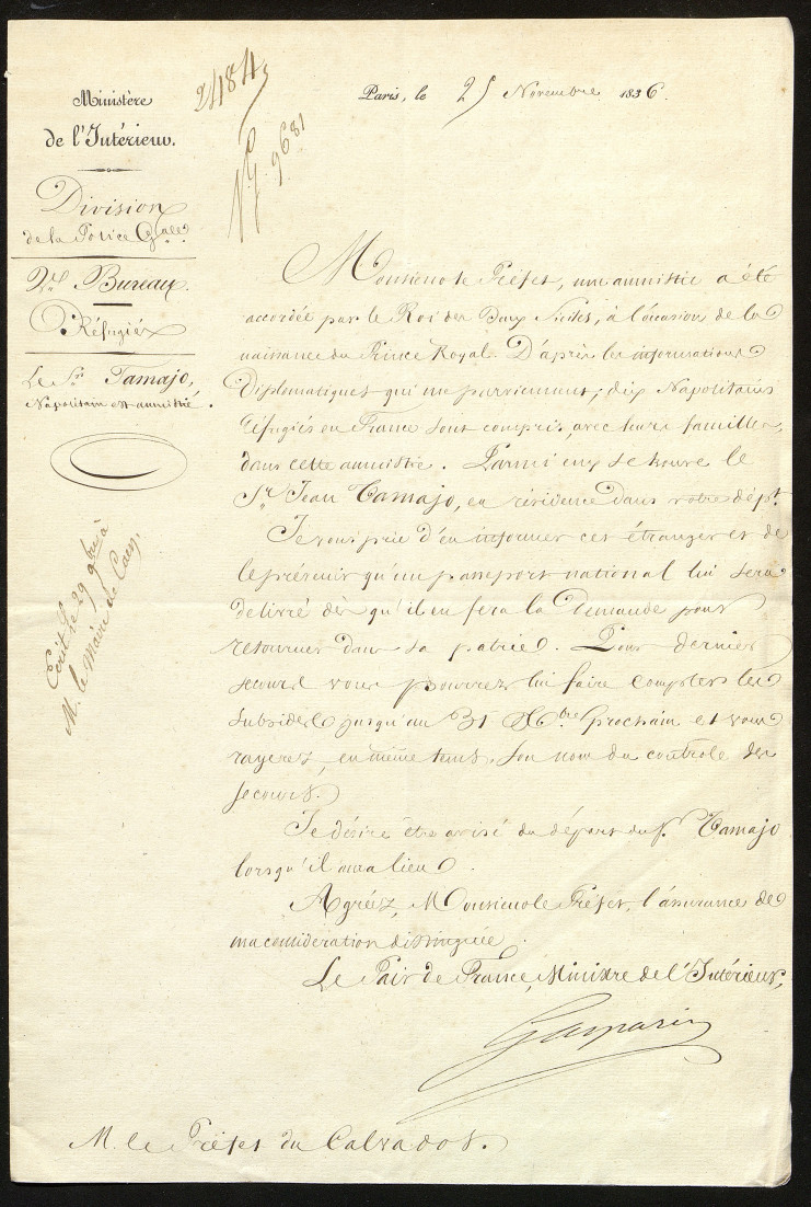 Cette note manuscrit est davantage circonstanciée que celle adressée au Maire de Caen. La préfecture est notamment en charge de fournir un passeport à Jean Tamajo pour pouvoir retourner dans sa patrie.