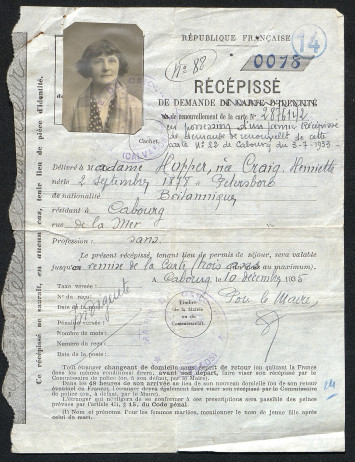 Une photographie de la mère de John Hopper figure en haut à gauche du document qui indique qu'elle est née le 2 septembre 1878 à Petersborough, est de nationalité britannique, se déclare sans profession et habite à Cabourg, rue de la mer à la date du 10 décembre 1935.