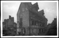 22 - Le Manoir des Quatrans et la rue de Geole en ruines