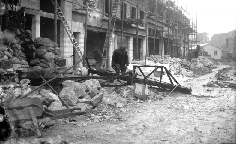 Ouvriers sur un chantier de reconstruction à Falaise (photo n°3)