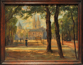 Huile sur toile représentant l'abbaye aux hommes en arrière plan et au premier plan un parc arboré. Cette peinture fait figurer un tramway électrique et une calèche tirée par deux chevaux ainsi que quelques promeneurs.