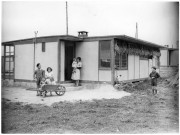 Une famille devant son logement provisoire [photo n°40]