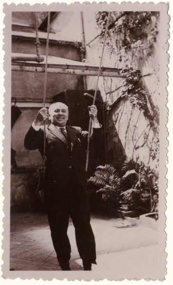Paul Derrien est photographié faisant de la balançoire.