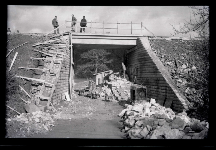 Reconstruction d'un pont à Condé-sur-Noireau, par Robert Desaunay (photos n°439 à 450)