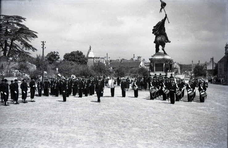 La Fête des Ailes, fanfares militaires jouant sur la Place Guillaume le Conquérant devant l'Hôtel de Ville (photos n°323 à 324)