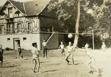 Enfants jouant au volleyball.