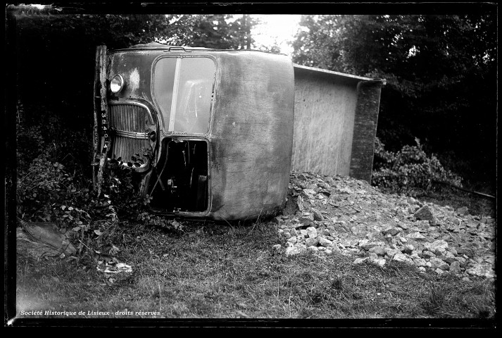 Un camion-benne se renverse dans un ravin sur la route du Sap (photo n°311)