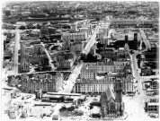 Vue aérienne autour de la Tour Leroy, de la Poissonnerie, des églises Saint-Pierre et Saint-Jean, avenue du Six-juin et rue Saint-Jean (photo n°171)